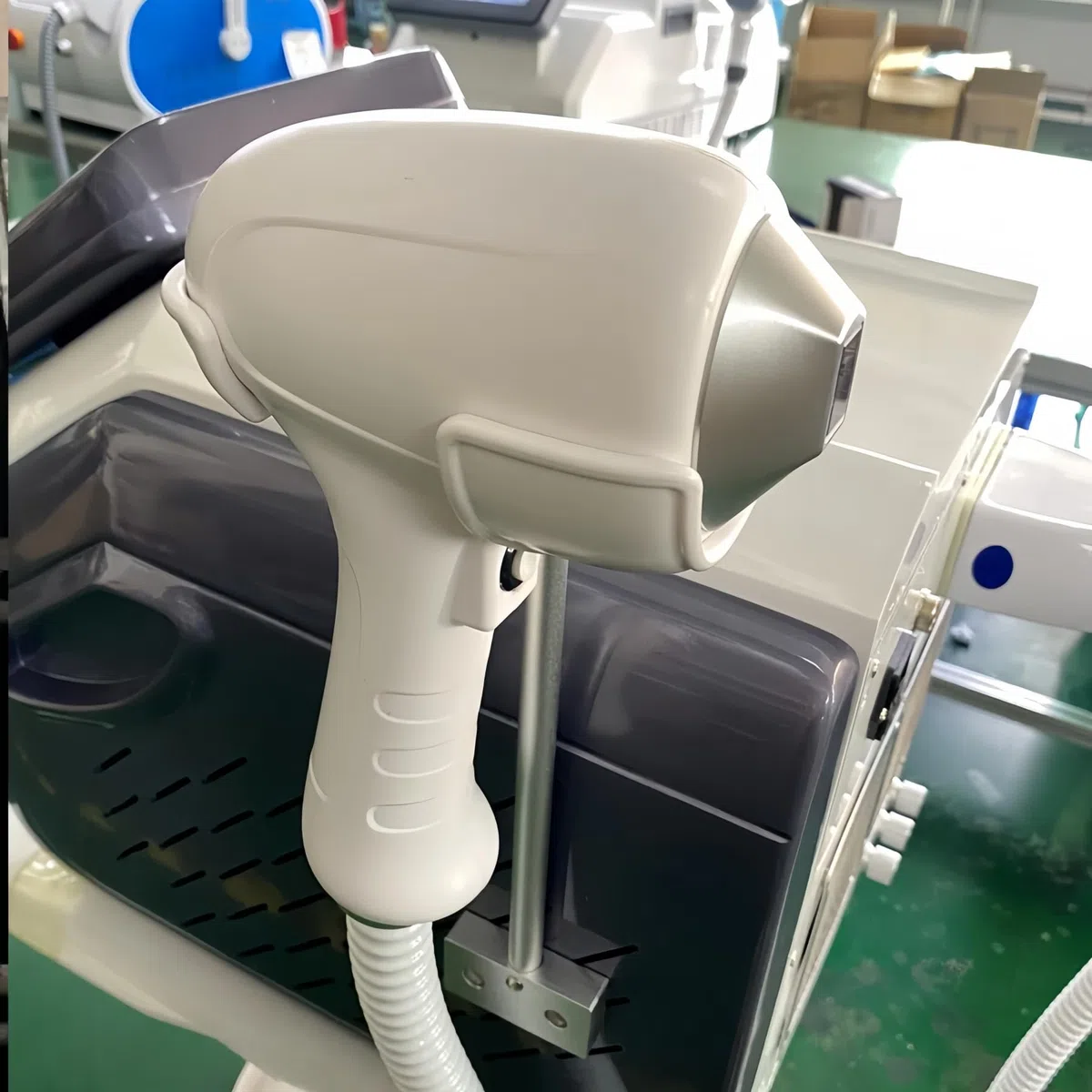 Machine d'épilation laser de diode de dispositif de refroidissement de glace de haute puissance 3500W 755 808 1064 longueur d'onde 808nm