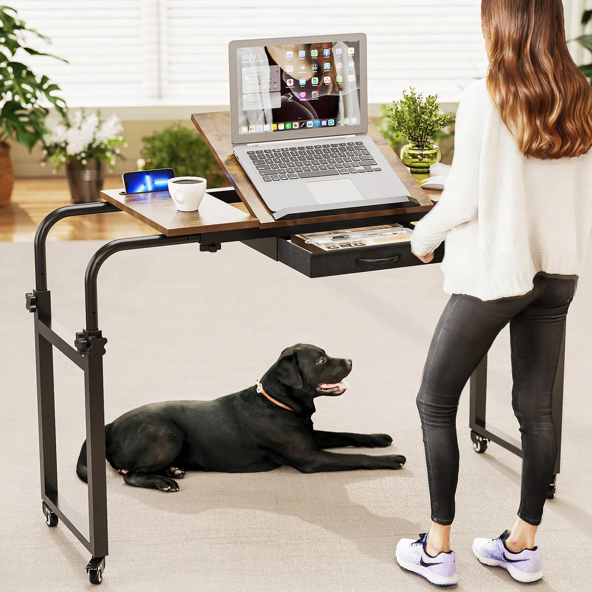 VEDECASA Table de lit sur roulettes réglable en hauteur pour hôpital et maison - Mobile et stable avec plateau pour ordinateur portable, nourriture ou livres (marron)